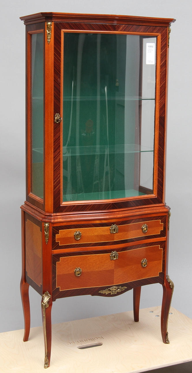 VITRINSKÅP, gustaviansk stil, 1900-talets senare del.