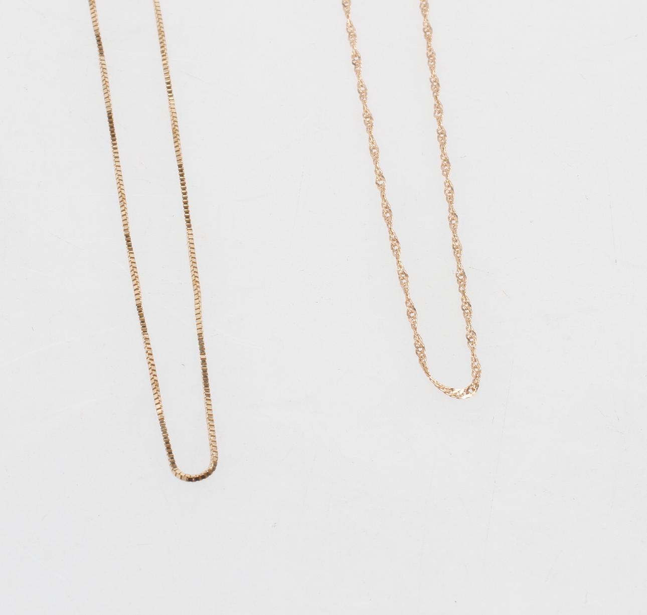 HALSKEDJOR, 2 st, 18k guld, vikt ca 1,9 gr.