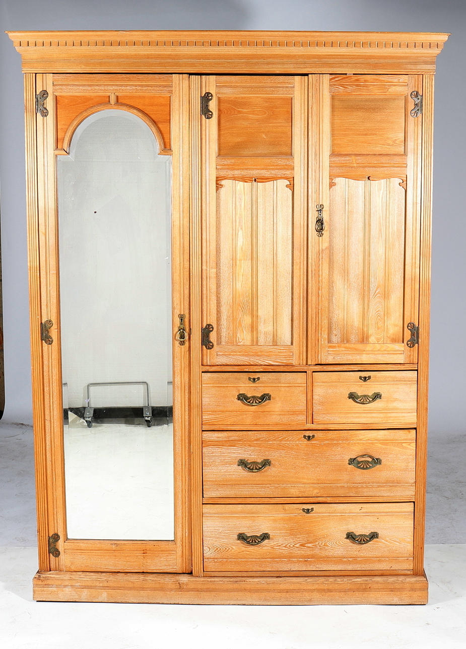 UN ARMARIO DE PINO RESCADO.