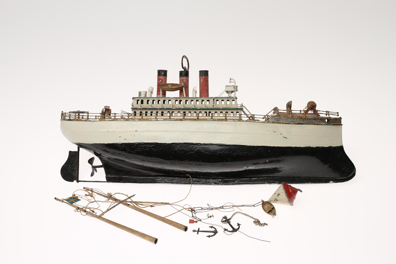 BING ? PASSAGERARFARTYG 1900 - 1920, bemålad plåt med starkt urverk och tillhörande originalnyckel.