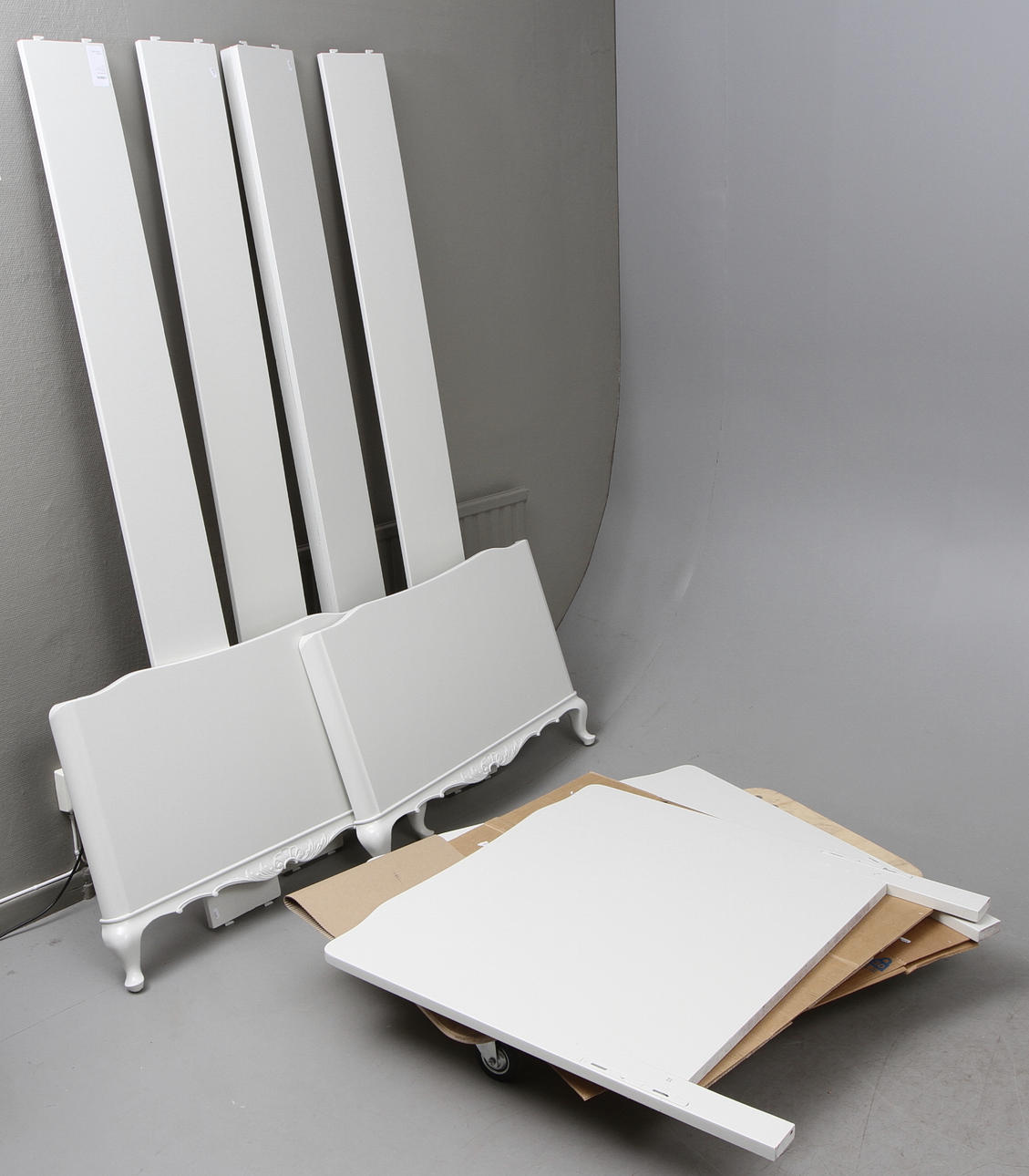 SÄNGRAMAR, ett par, rokokostil, 1900, talets första hälft.