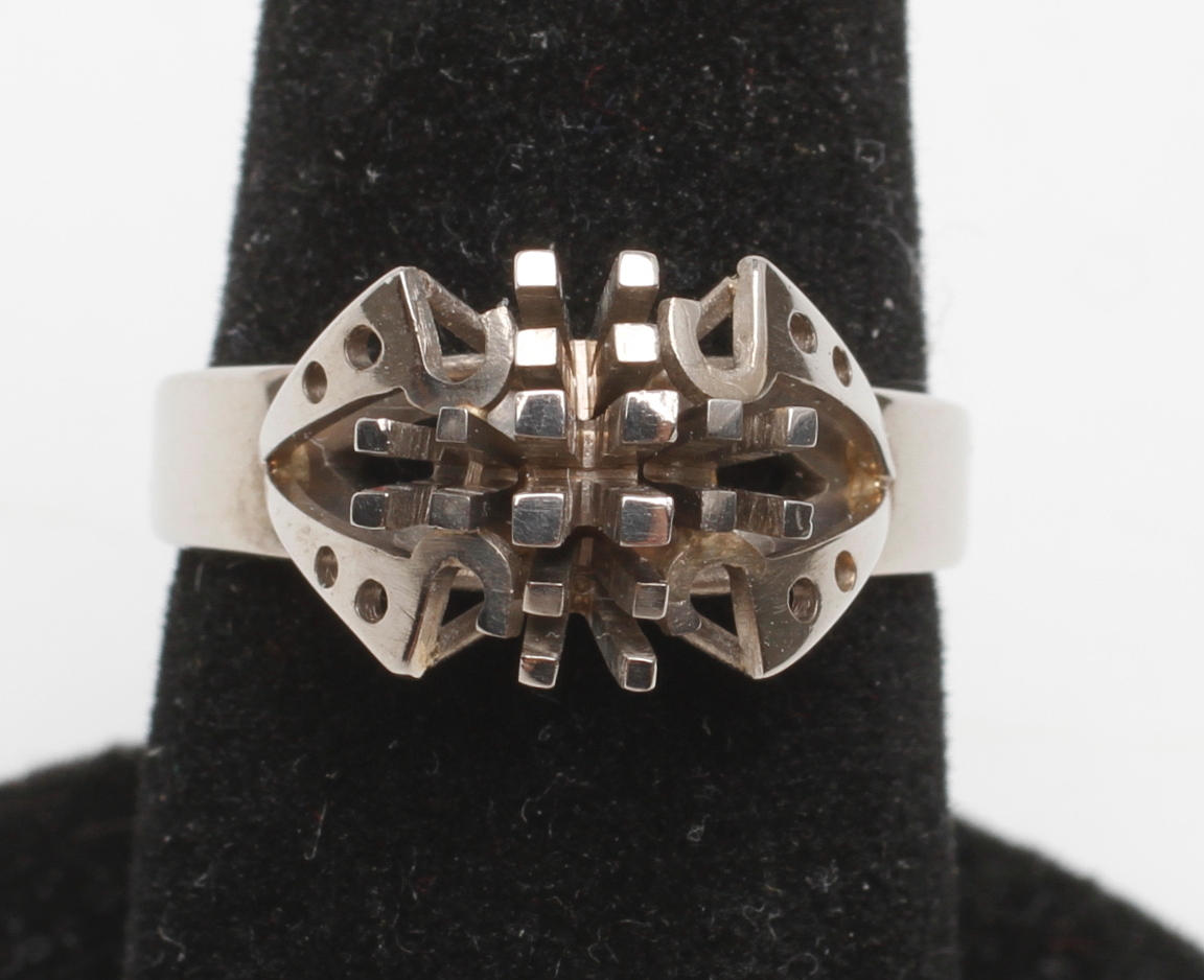 VITGULDSRING, 18k guld, vikt ca 5,3 gr.