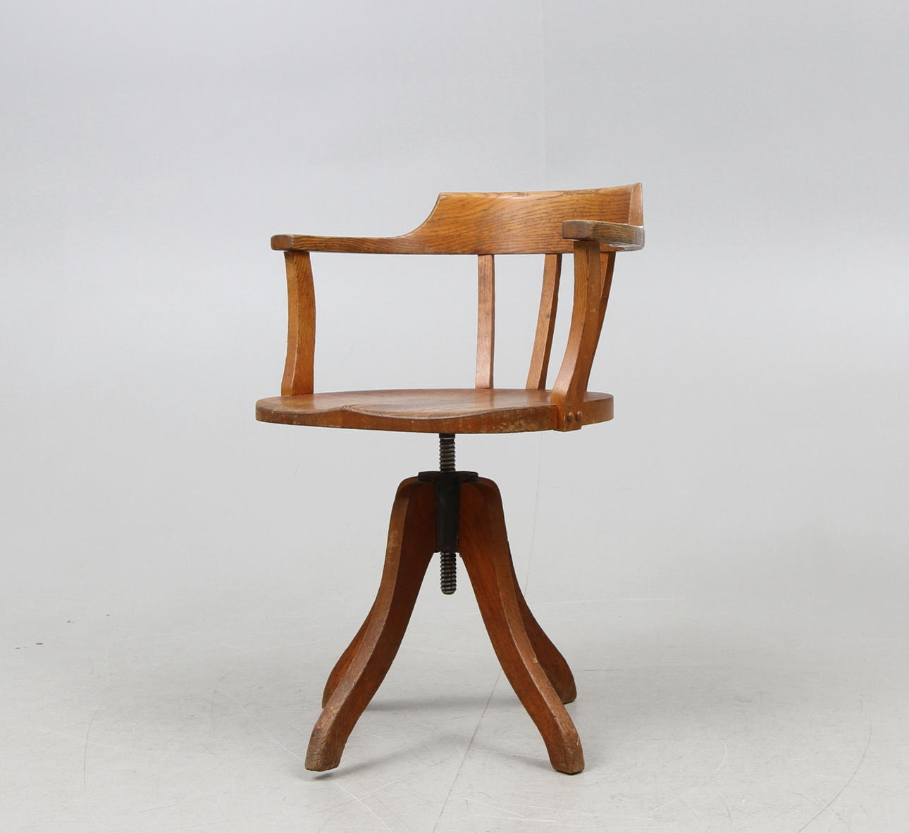 SKRIVBORDSSTOL, 1900-talets första kvartal.