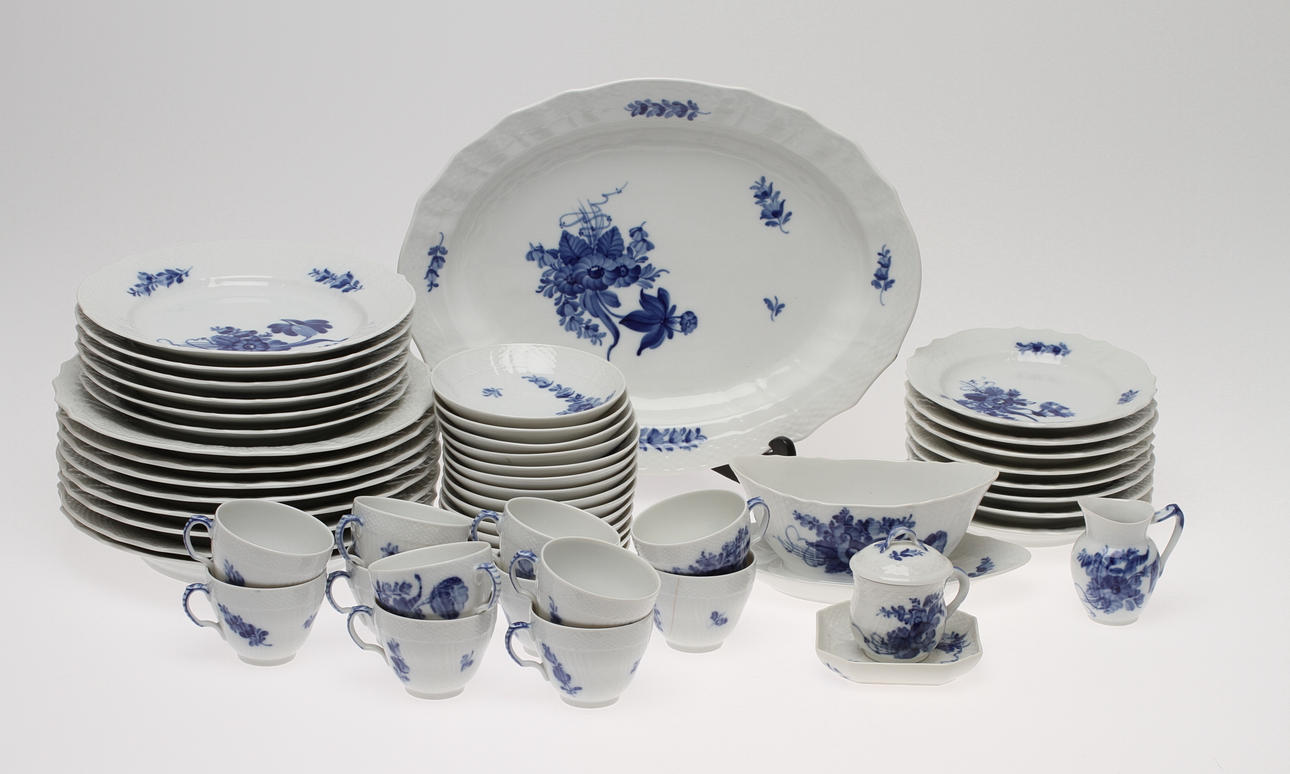 MAT- och KAFFESERVISDELAR, 38 delar, porslin, "Blå Blomst", Royal Copenhagen.