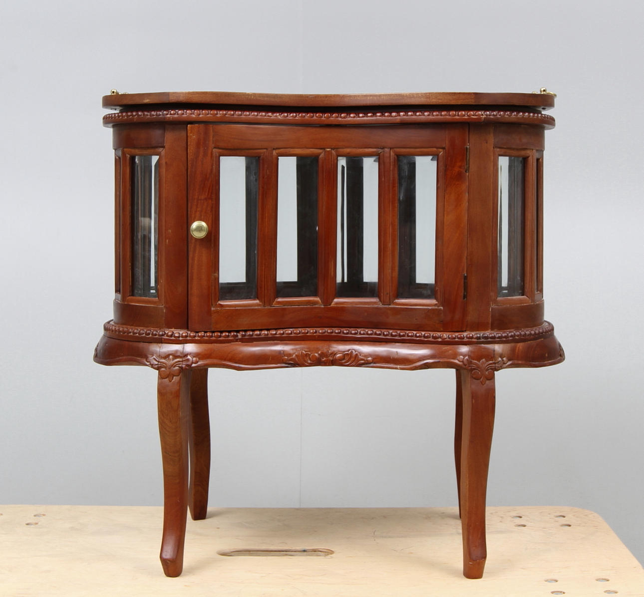 SERVERINGSSKÅP, rokokostil, 1900-talets andra hälft.