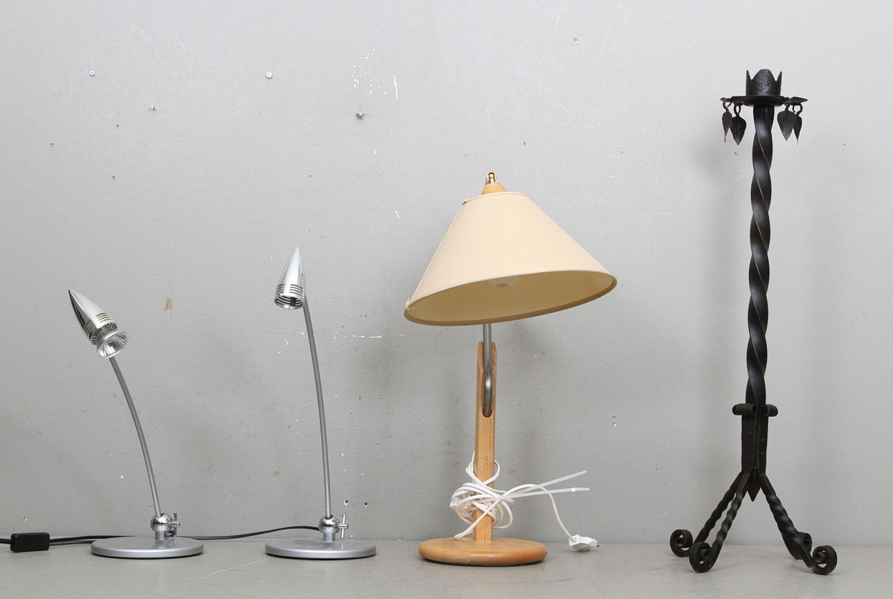 BORDSLAMPOR, 3 st, samt golvljusstake, smide, 1900/2000 tal.