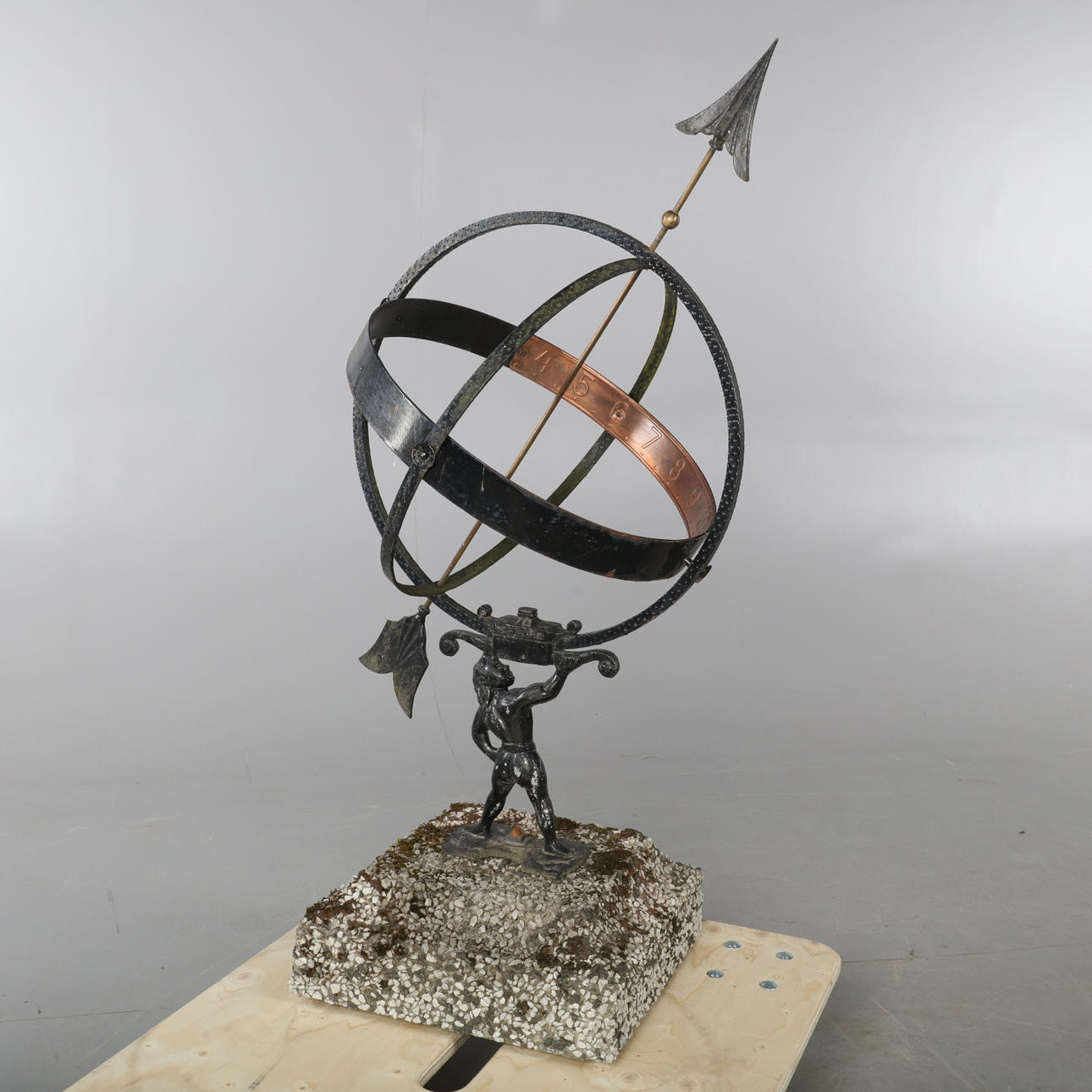 SOLUR, med betongfot.