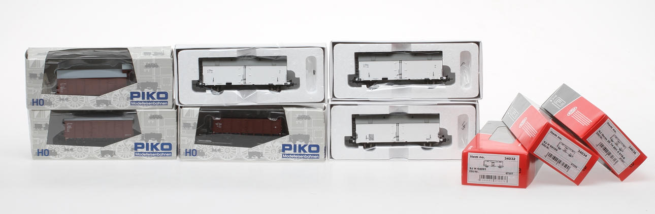 MODELLTÅG HOBBYTRADE 3 godsvagnar och PIKO 3 godsvagnar i originalkartong.