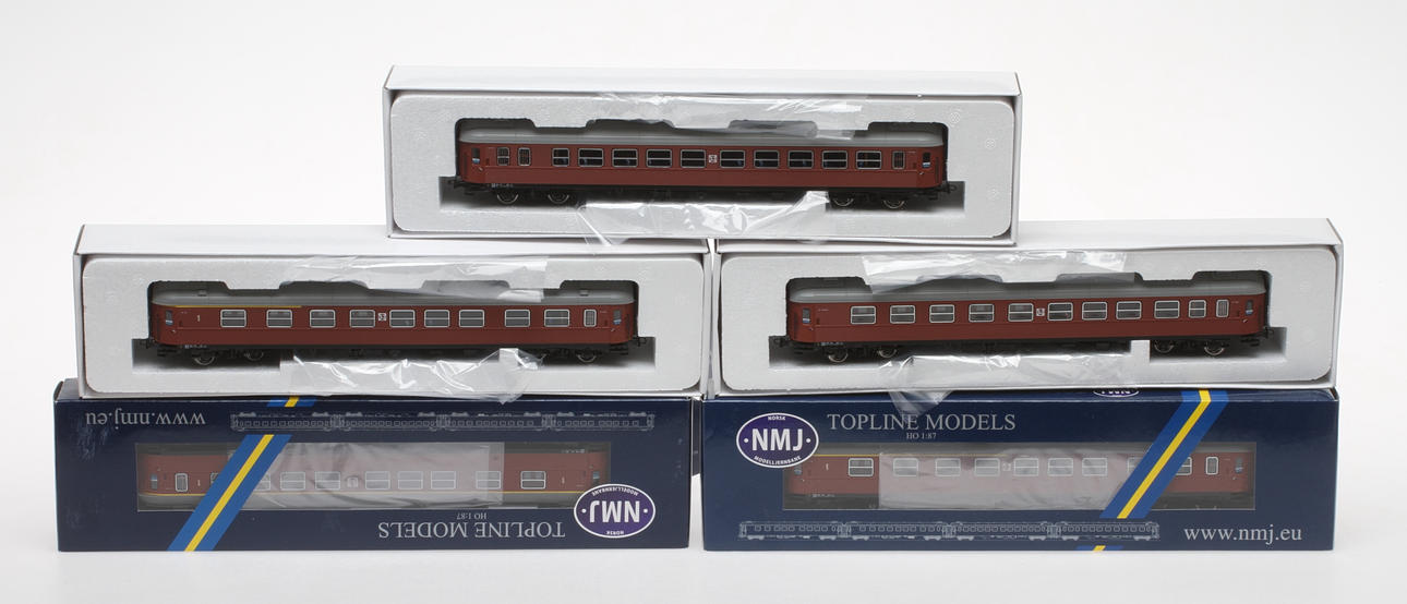 MODELLTÅG NMJ 5 stycken SJ personvagnar i originalkartong. A2, AB2, AB3, B5L, B1.