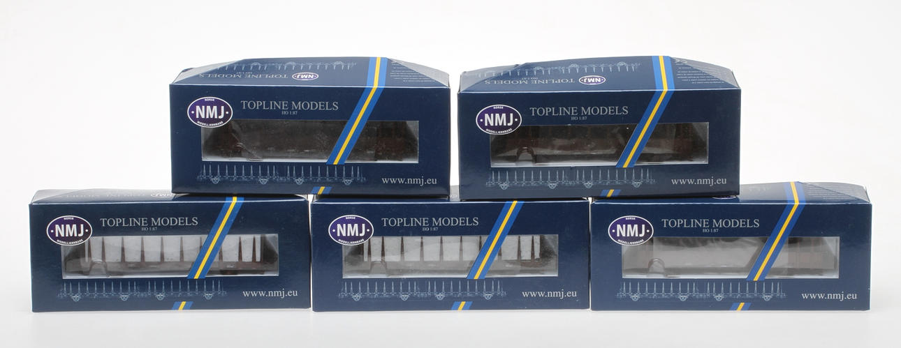 MODELLTÅG NMJ 5 stycken bruna SJ stolpvagnar. Originalkartong.