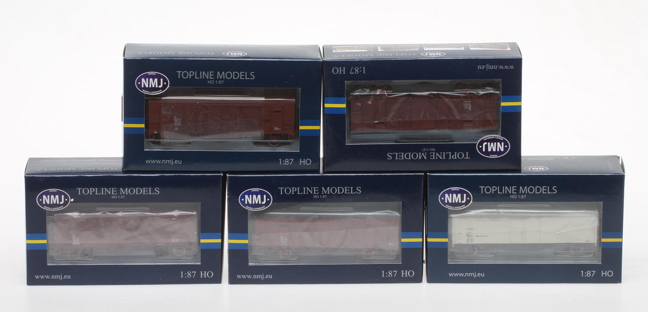 MODELLTÅG NMJ 4 stycken bruna SJ godsvagnar och en vit kylvagn. Originalkartong.