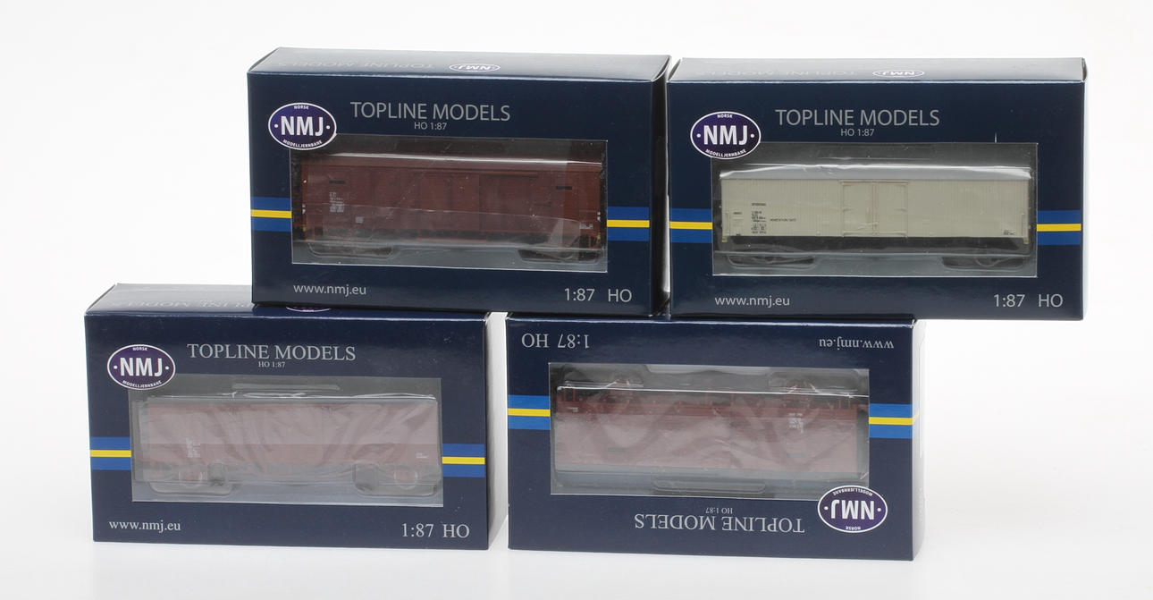 MODELLTÅG NMJ 3 stycken bruna SJ godsvagnar och en vit kylvagn. Originalkartong.