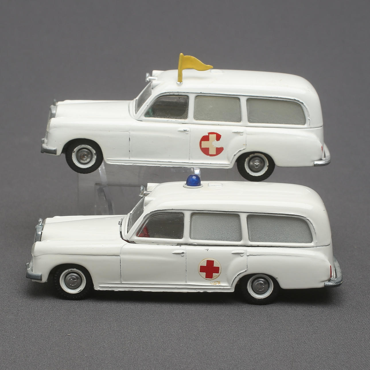 テクノTekno メルセデス ベンツ 220S 救急車 ミニカー 73 TEKNO, 2 pcs, Mercedes-Benz 220 S ambulances, 731/732. Toys