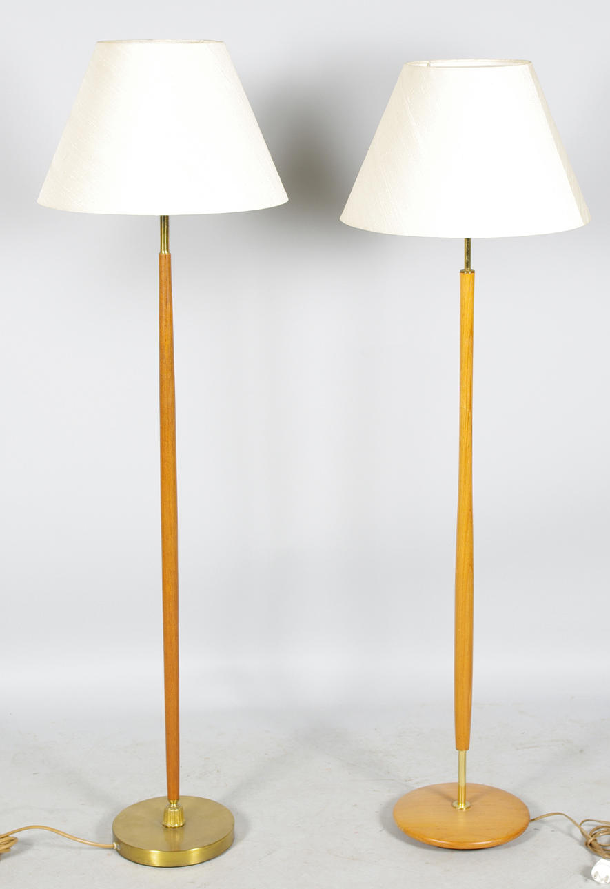 GOLVLAMPOR, 2 stycken, teak/mässing.