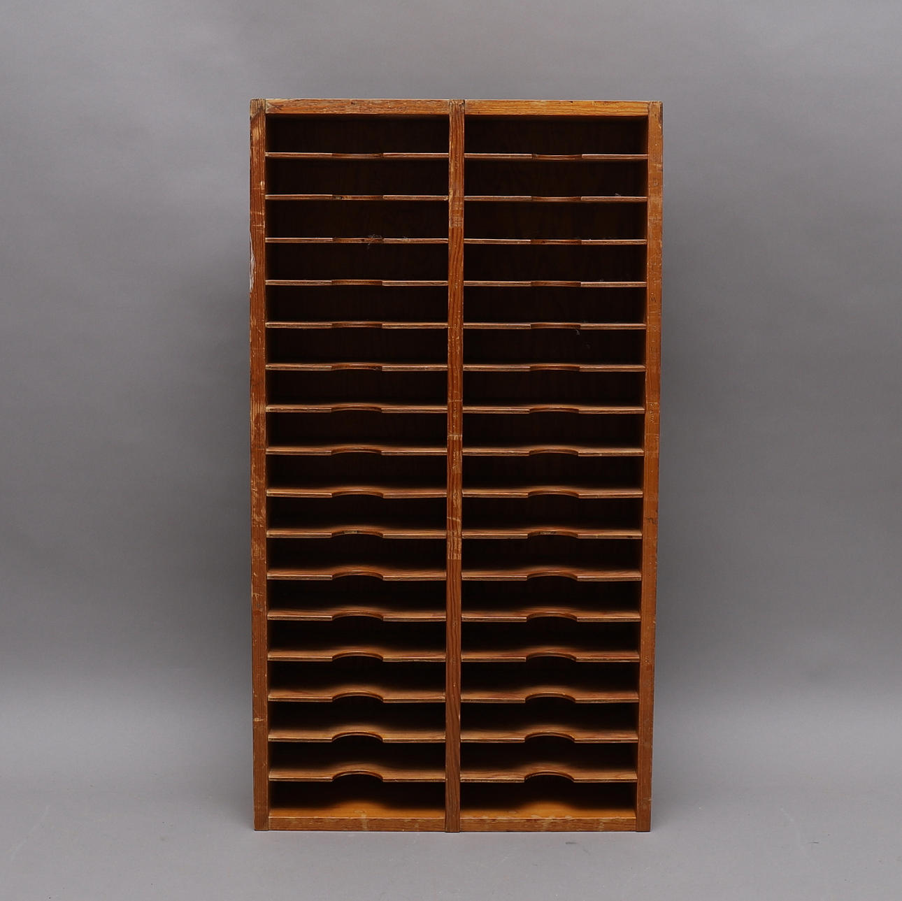 REGAL mit BRIEFKASTEN, Holz.