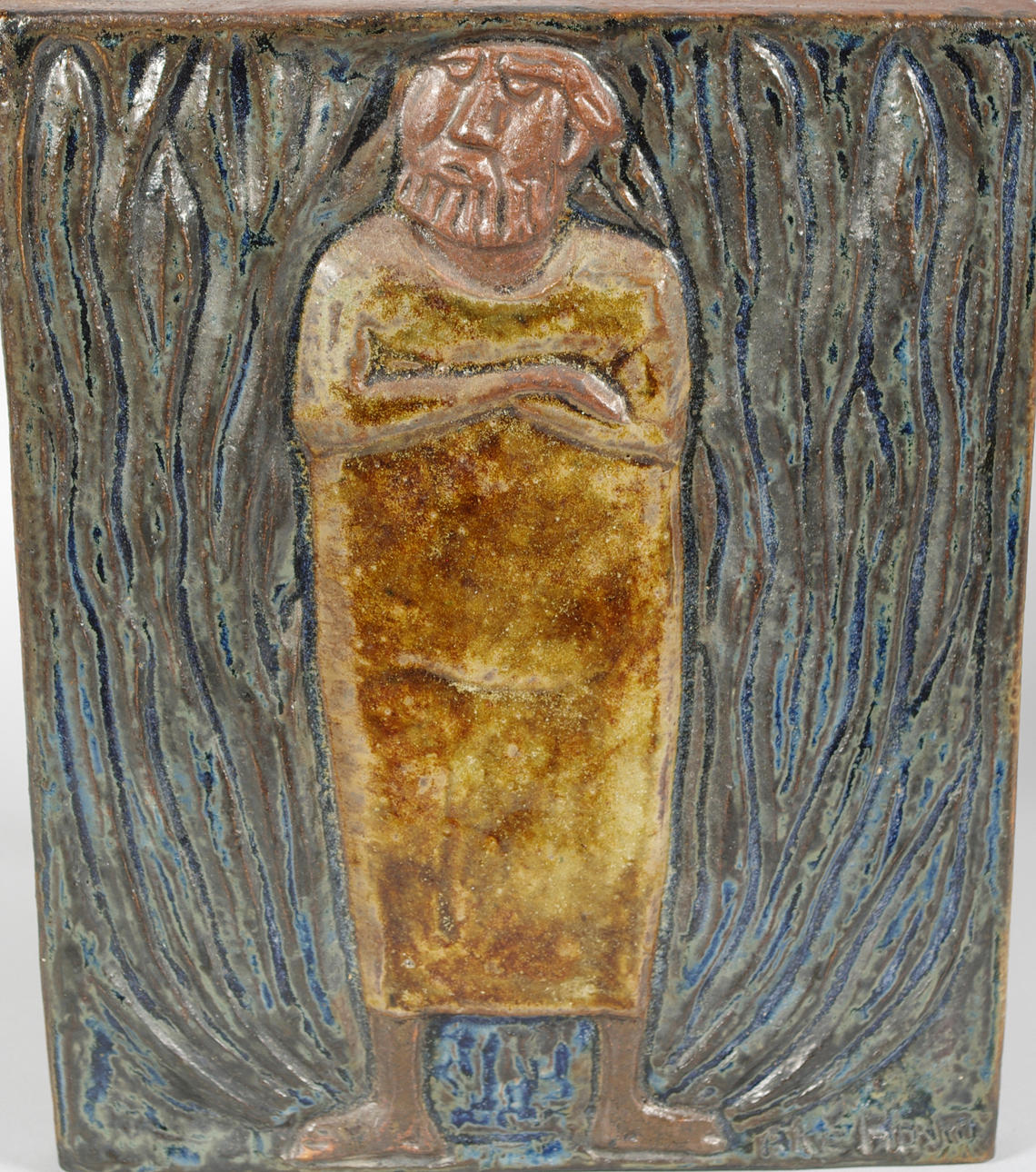 ÅKE HOLM. keramikrelief, stående man.
