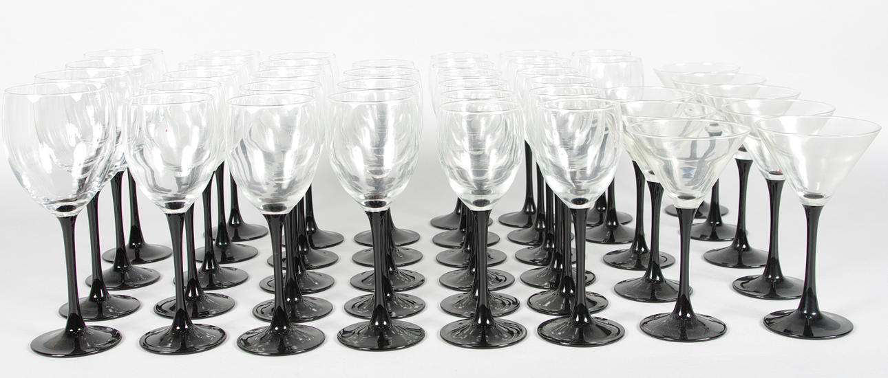 GLASSERVIS med svart fot, 41 delar, Frankrike.