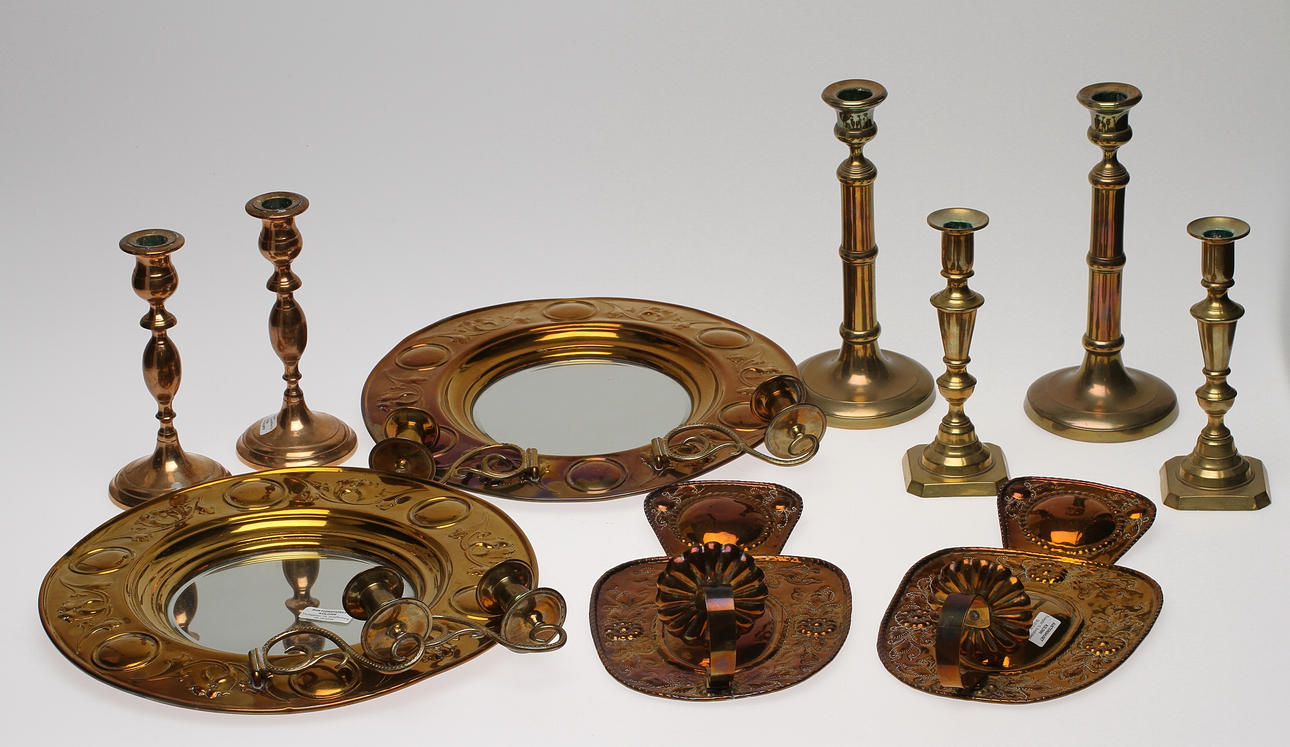 LJUSSTAKAR, 3 par mässing samt VÄGGLJUSPLÅTAR, 2 par, mässing. 1900-tal.