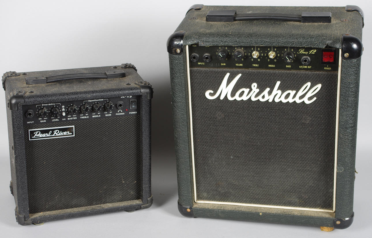 FÖRSTÄRKARE med högtalare, Marshall samt Perl River.