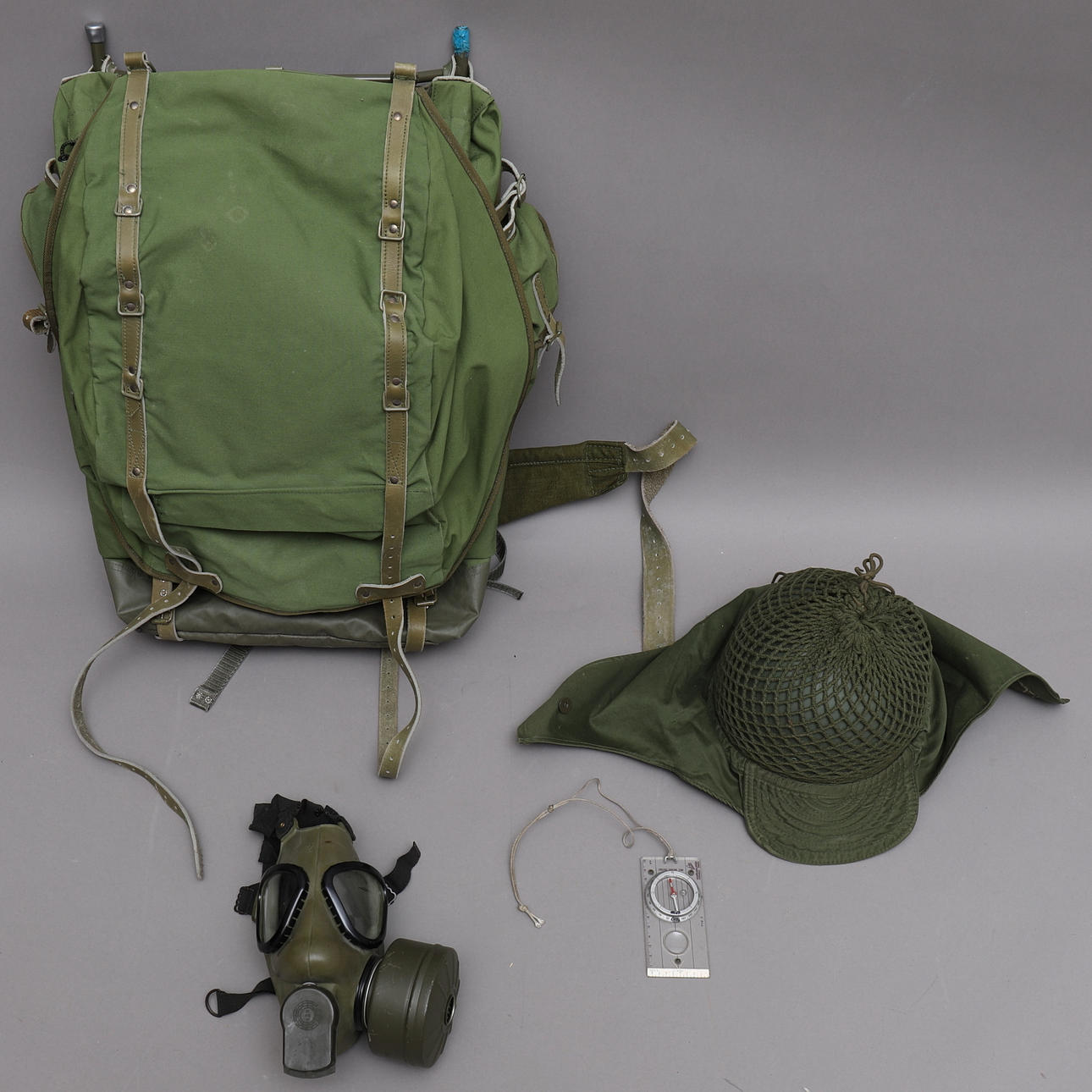 MILITARIA, Gasmaske, Helm, Rucksack.