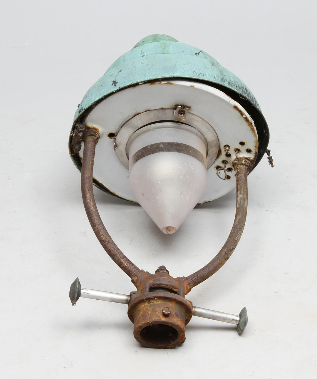 BROBELYSNING af jern, kobber og glas.