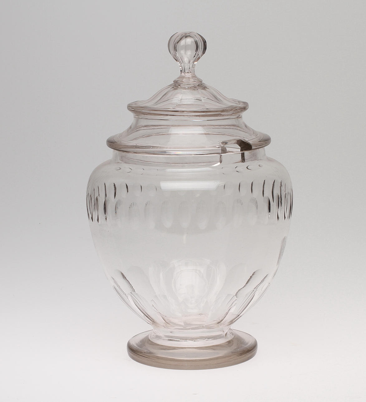 BÅLSKÅL MED LOCK samt DIVERSE KARAFFER, 5 st. 1900-tal.