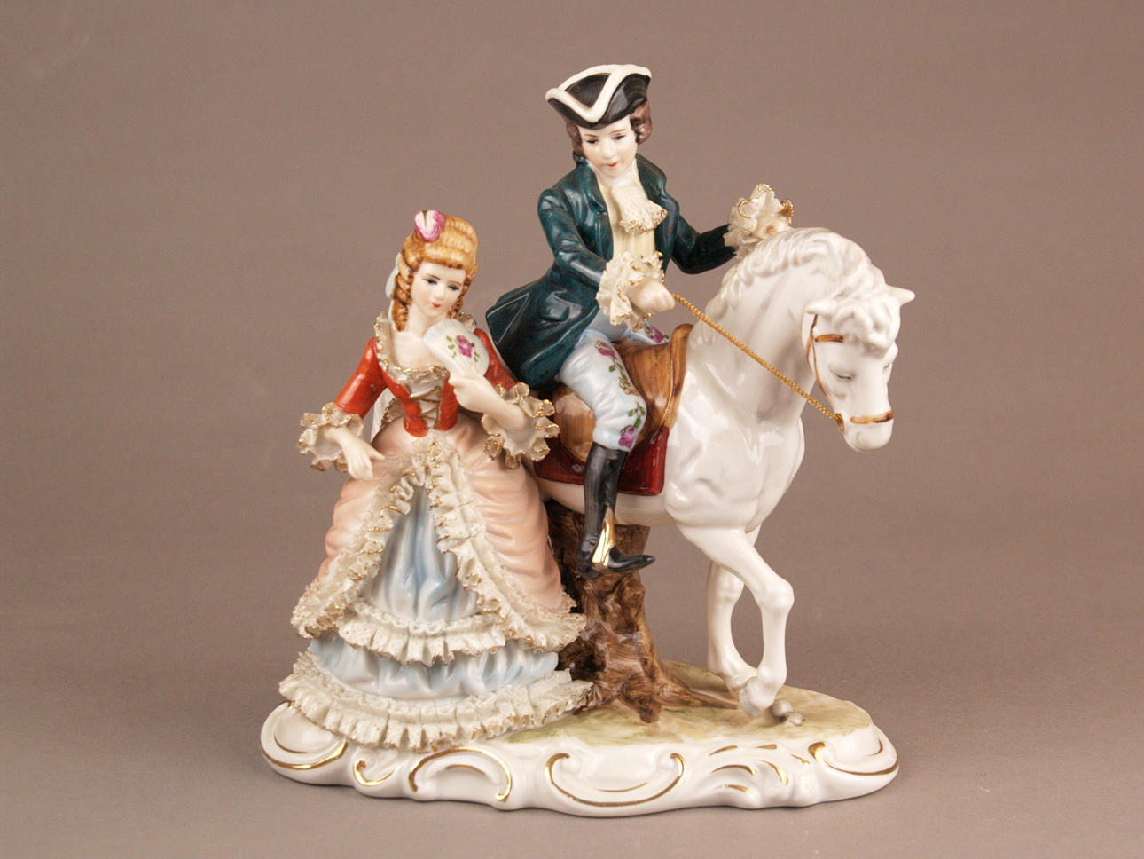 PAREJA ROCOCO A CABALLO.