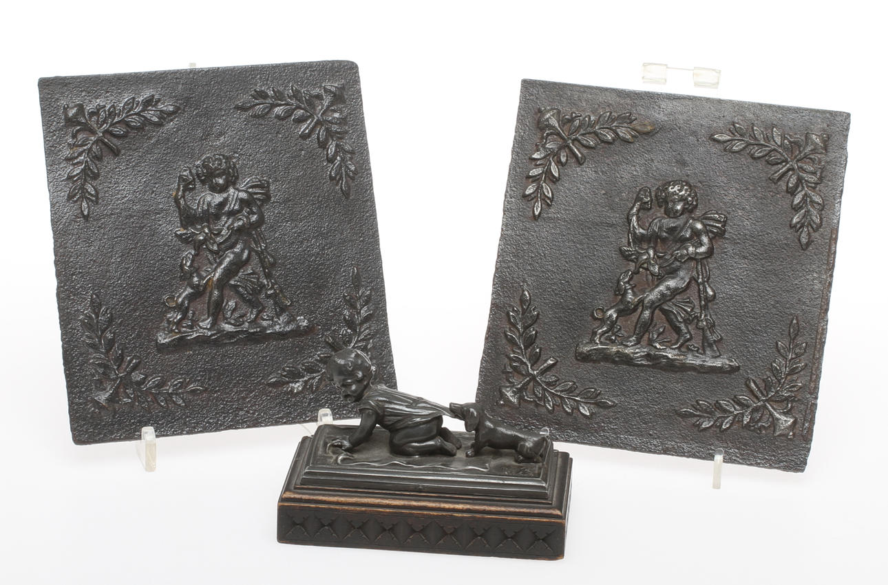 RELIEFER 2 st, gjutjärn, BREVPRESS, metall på träsockel.