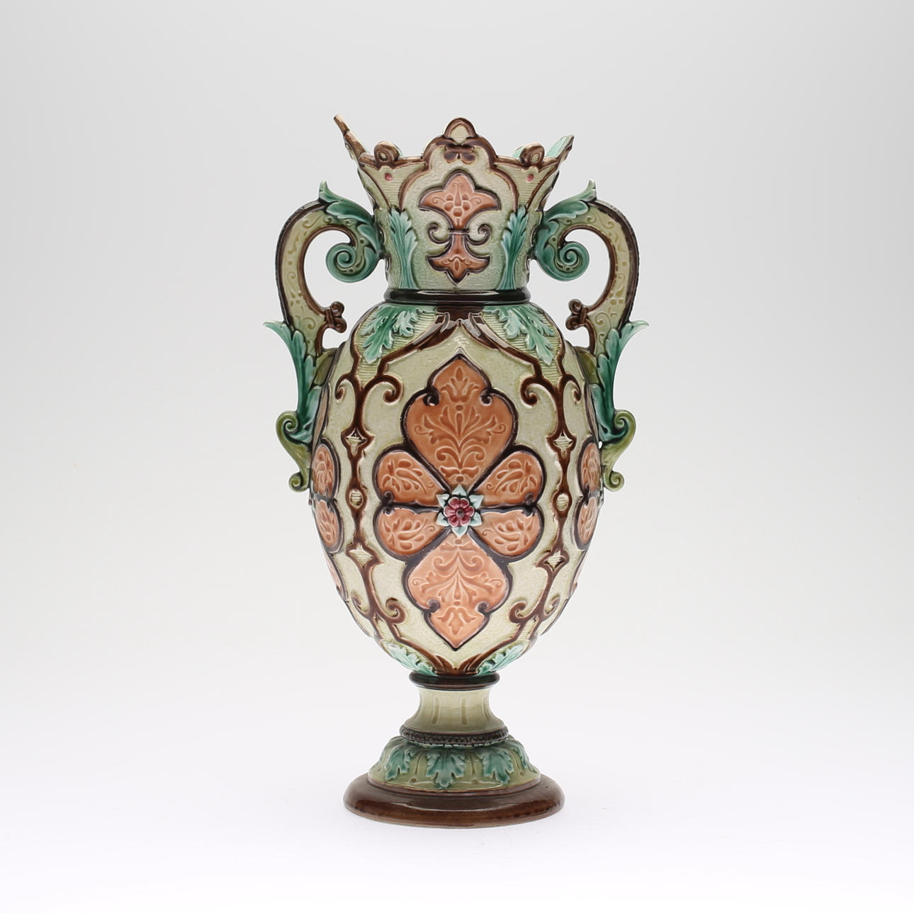 VAS, majolika, 1900-talets början.