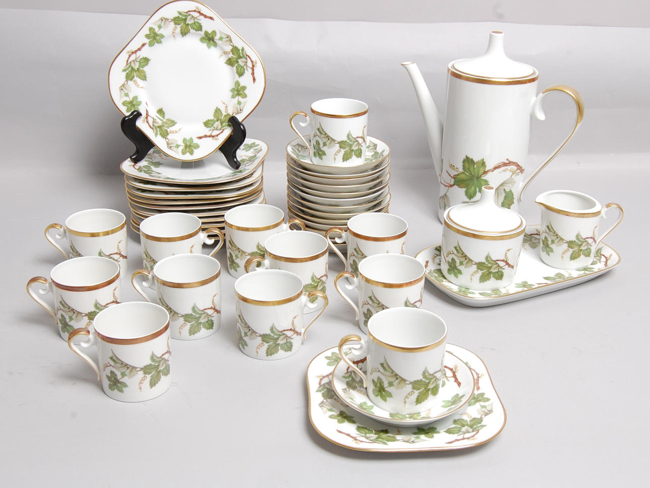 KAFFESERVIS, 42 delar, porslin, " Vinranka " Hackefors.