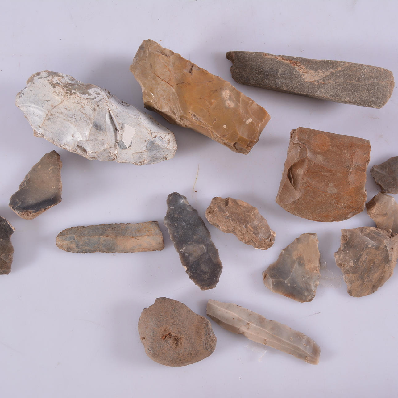 Ein Menge FEUERSTEIN, Steinzeit, Schaber Axt etc.