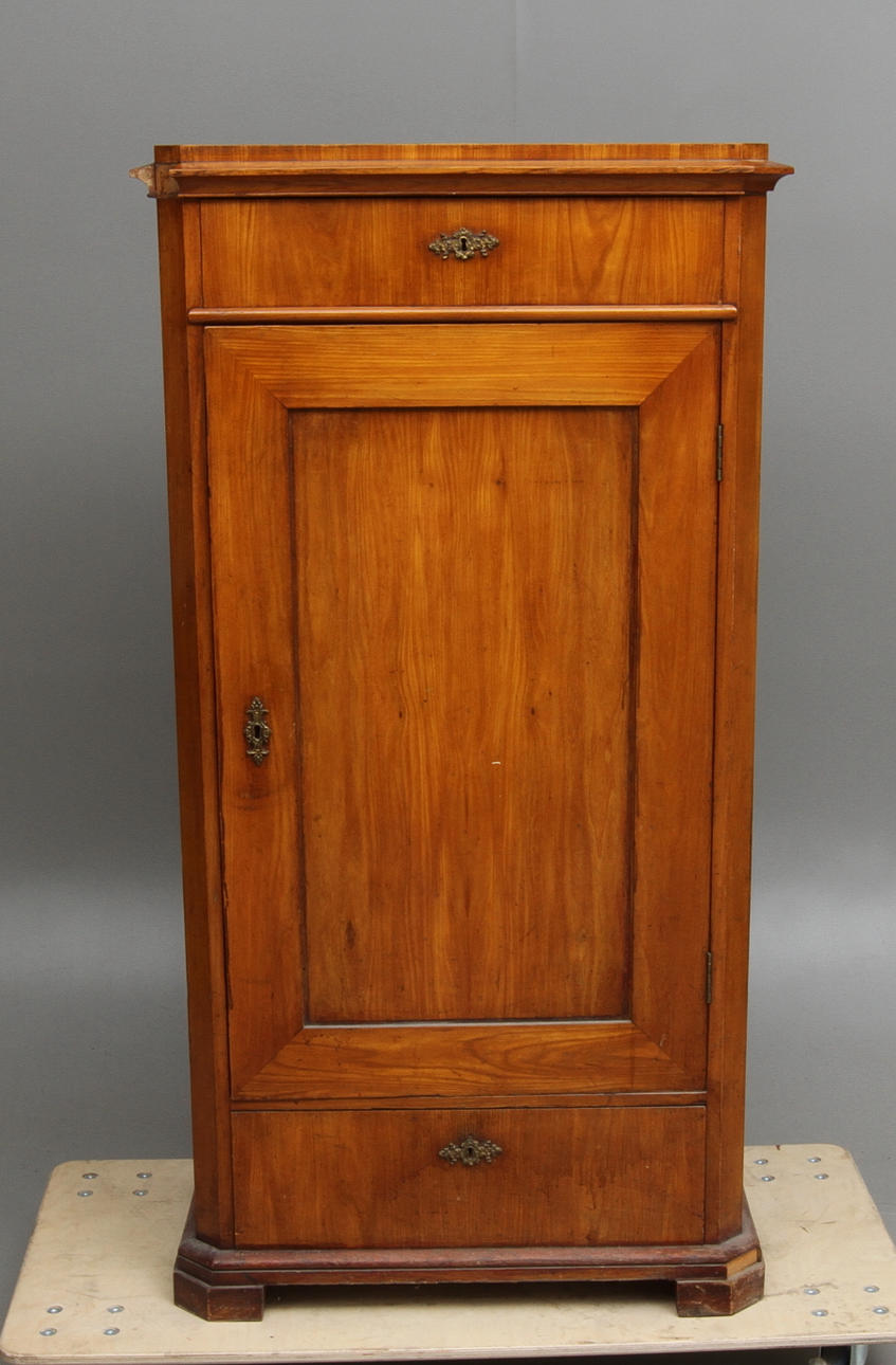 LINNESKÅP, 1800-tal.