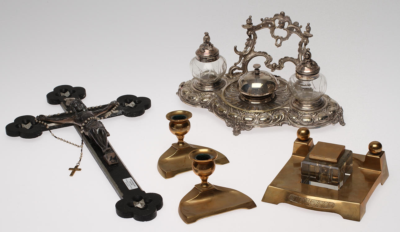 SKRIVBORDSUPPSATSER, 2 st mässing och nysilver samt KRUCIFIX. 1800/1900-tal.