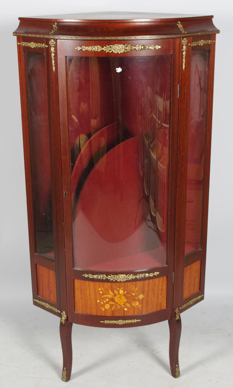 HÖRNVITRINSKÅP, mahogny med bronser, rokokostil.