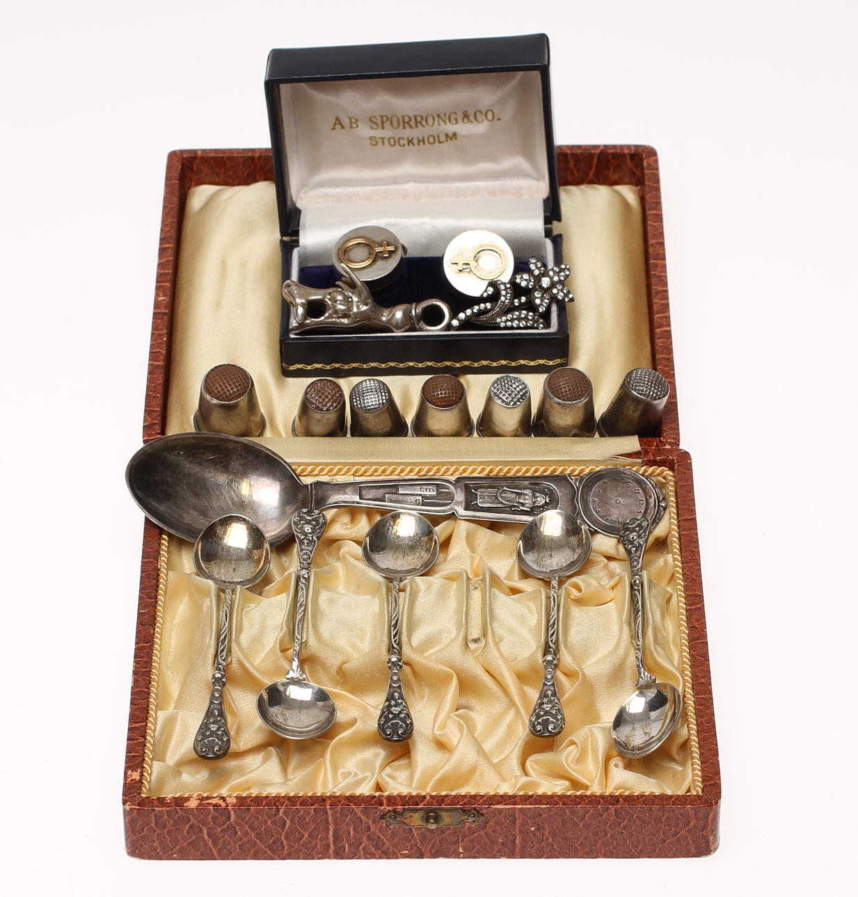 PARTI SILVER, diverse skedar, fingeborgar, hänge, brosch och manschettknappar. Total vikt 125 g.