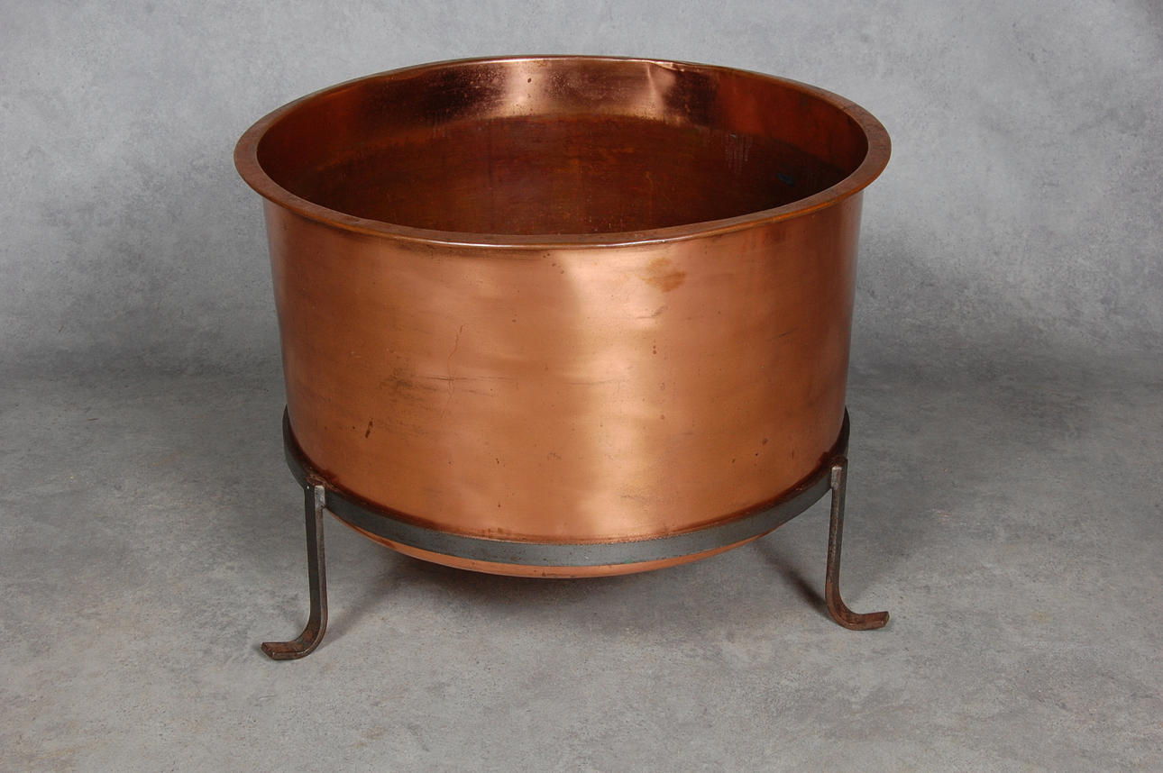 STOR KOPPARGRYTA, för ved, på benställning.