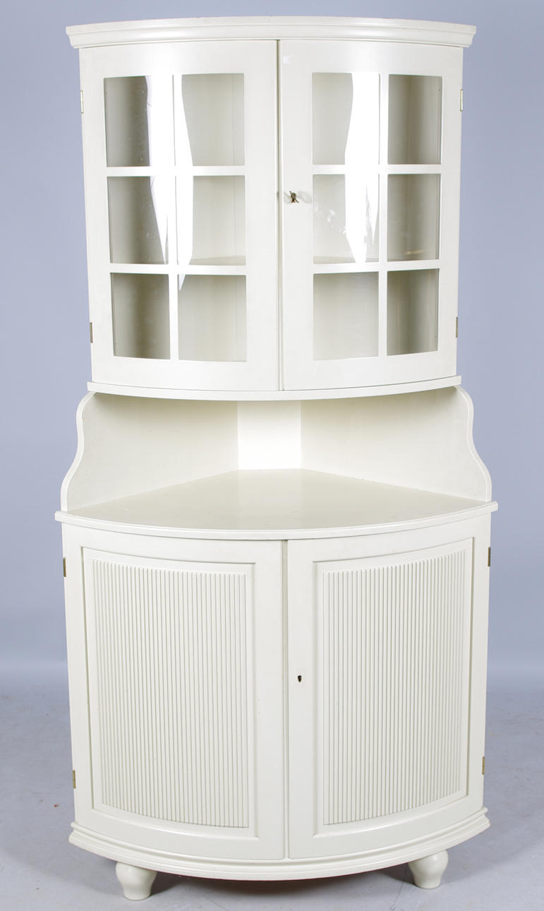 HÖRNSKÅP MED VITRINÖVERDEL, vitmålat, gustaviansk stil.