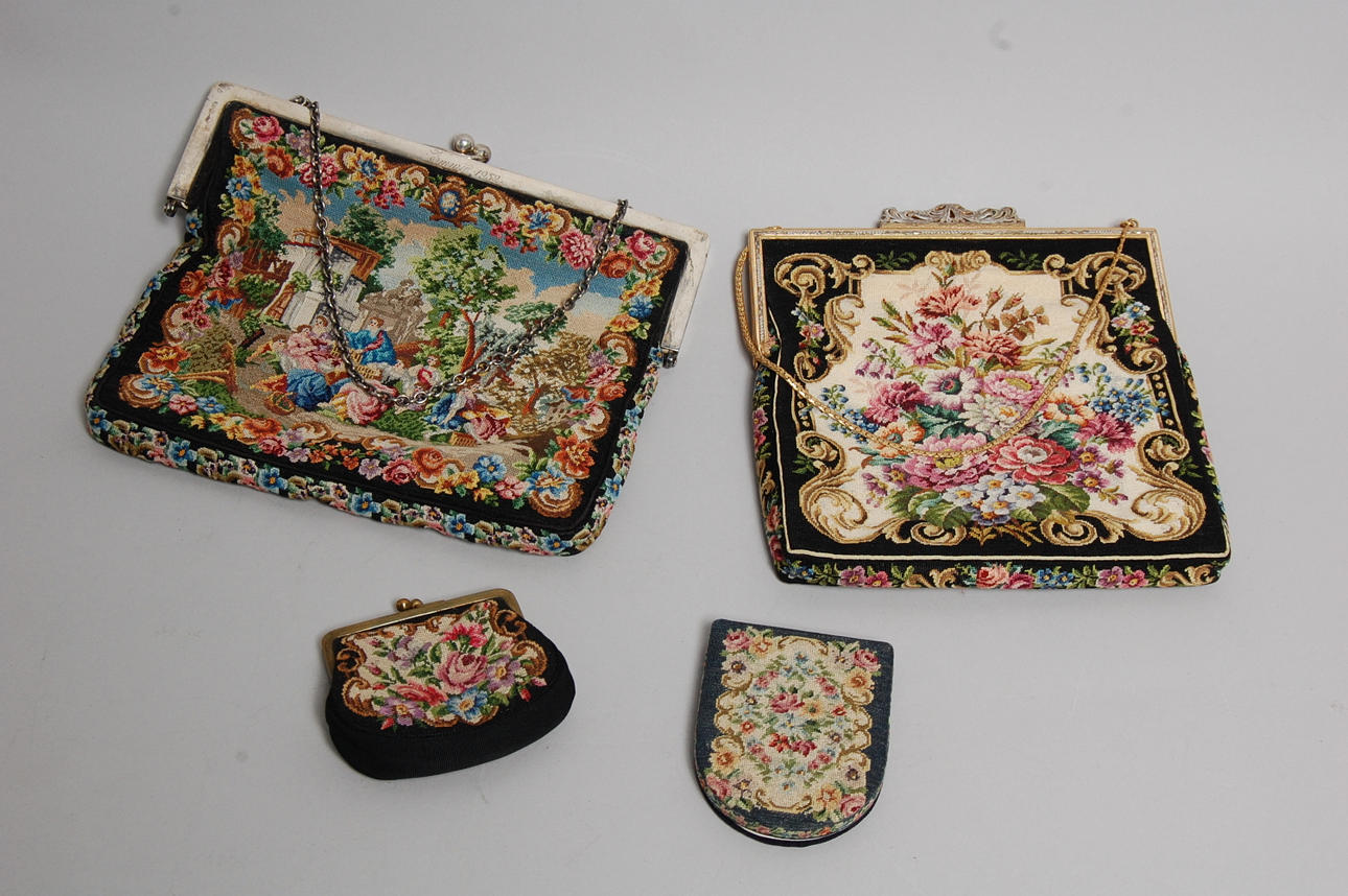 VÄSKOR, börsar, 4 delar, bland annat silver.