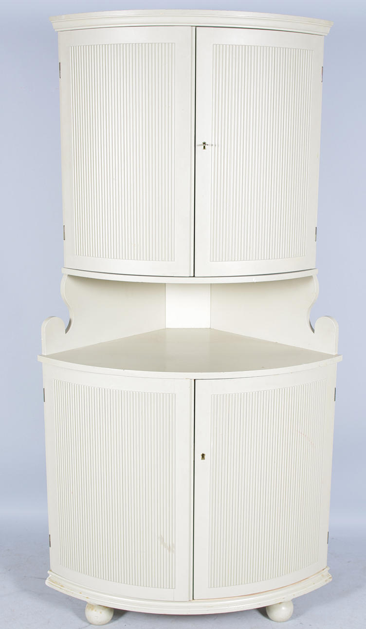 HÖRNSKÅP, gråmålat, gustaviansk stil, 1900-tal.