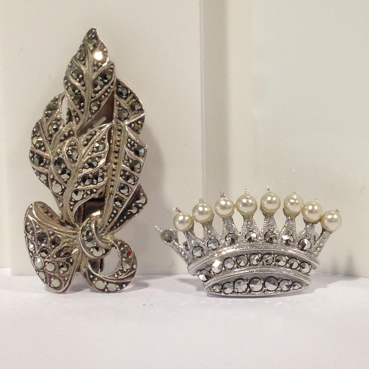 DOS BROCHES DE PLATA.