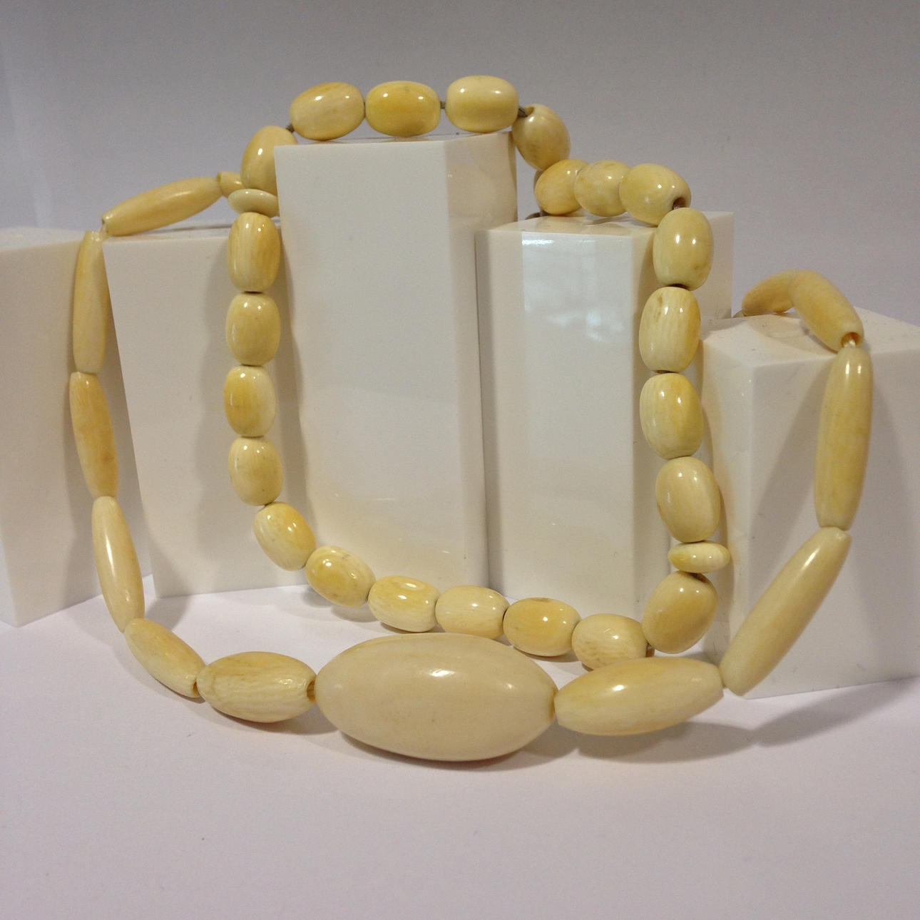 DOS COLLARES DE HUESOS.