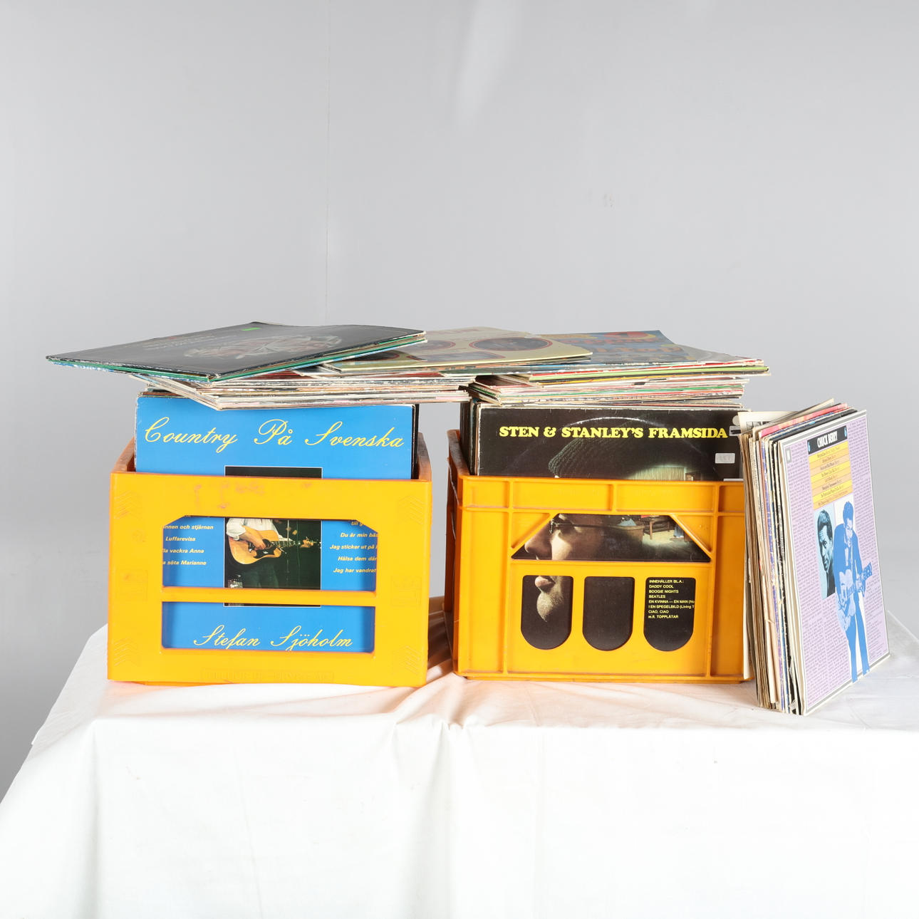 LPs in trays, approx. 200-300 pieces.