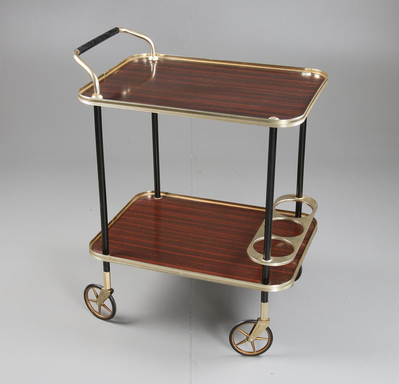 SERVERINGSVAGN, 1900-tal, stomme i mässing, skivor i träimitation.