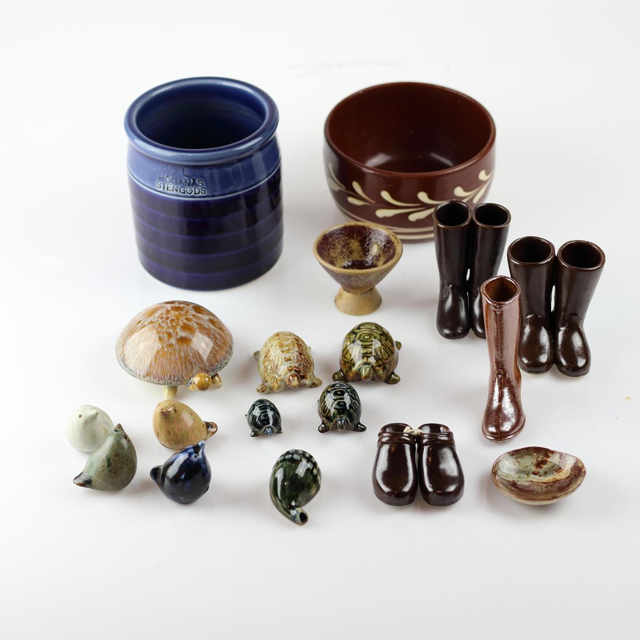 KERAMIKSAMLING, 18 föremål, signerade, Höganäs.