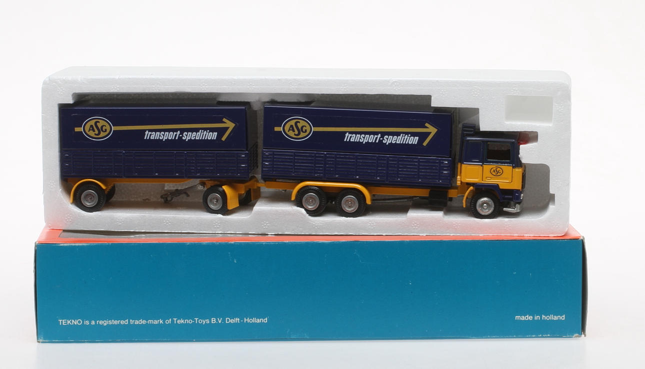 MODELLBIL ASG TEKNO HOLLAND i originalkartong. Volvo med trailer.
