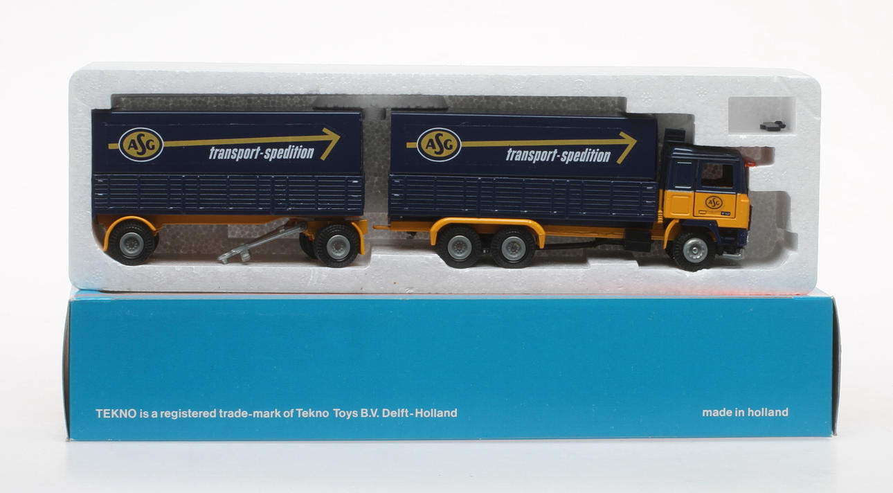 MODELLBIL ASG TEKNO HOLLAND i originalkartong. Volvo F12 med trailer.