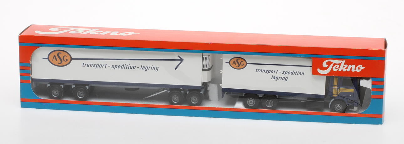 MODELLBIL ASG TEKNO HOLLAND i originalkartong. Volvo F12 med trailer. Vit med kyl/värmeaggregat.