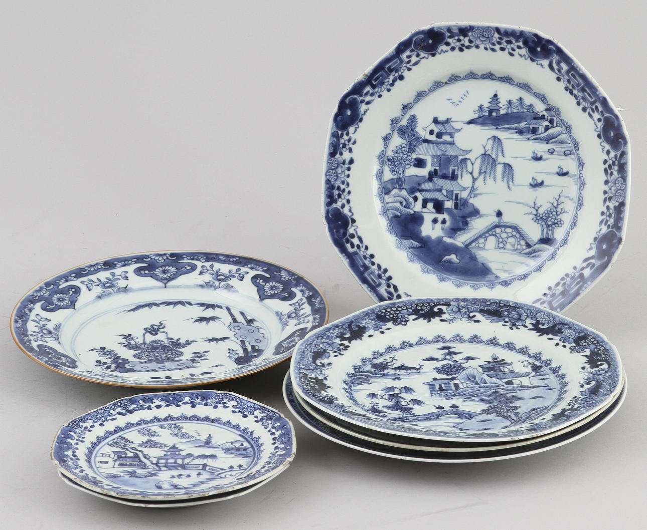 5 OLIKA TALLRIKAR och 2 BÄRFAT, porslin. Kina Qianlong (1736-95).