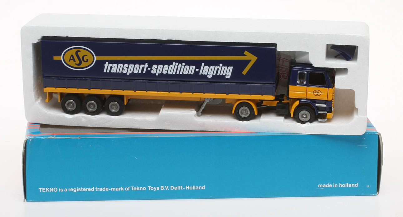 MODELLBIL ASG TEKNO HOLLAND i originalkartong. Volvo med semitrailer.