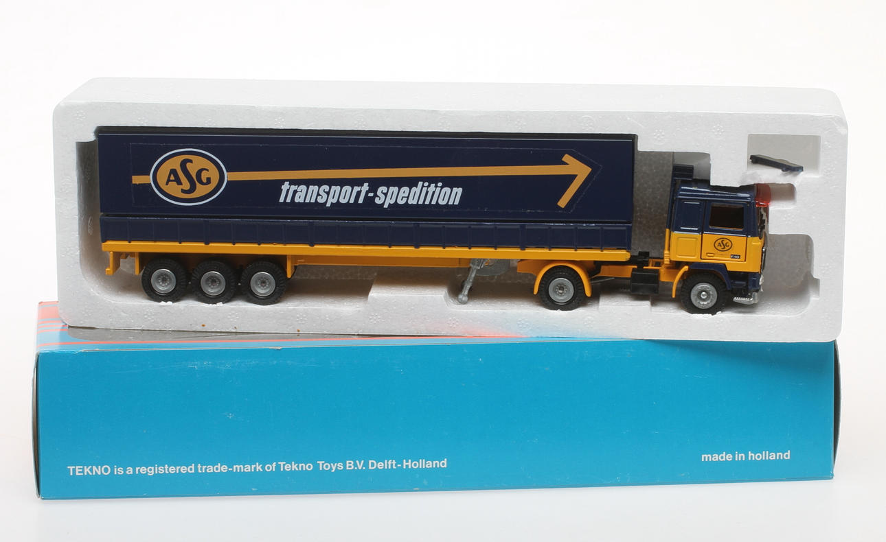 MODELLBIL ASG TEKNO HOLLAND i originalkartong. Volvo F10 med semitrailer.